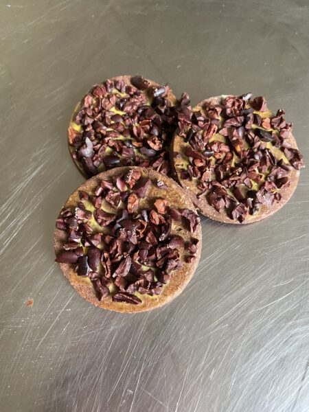 BISCOTTI CROCCANTI AL CACAO CON NIBS