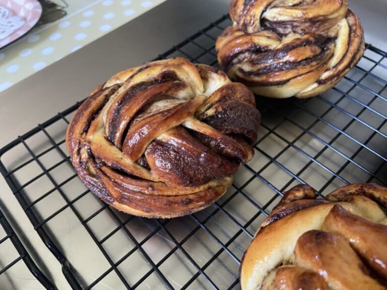 CHOCOLATE AND STRAWBERRY BAKBA BUNS