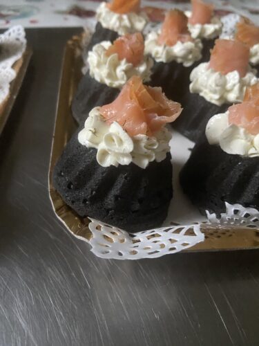 ANTIPASTI – CAKE AL NERO DI SEPPIA E SALMONE