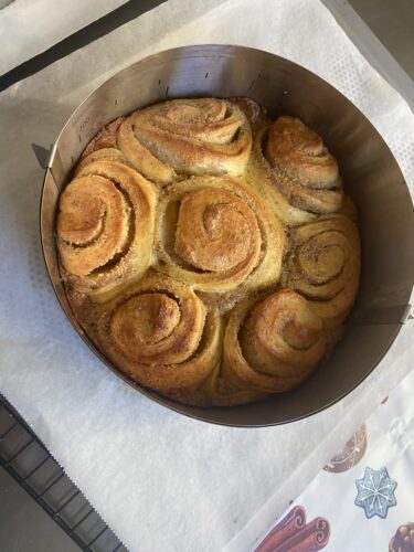 Cinnamon roll tart