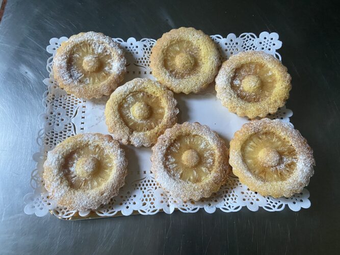 Soft ananas mini cake