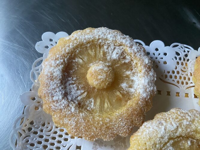 Soft ananas mini cake