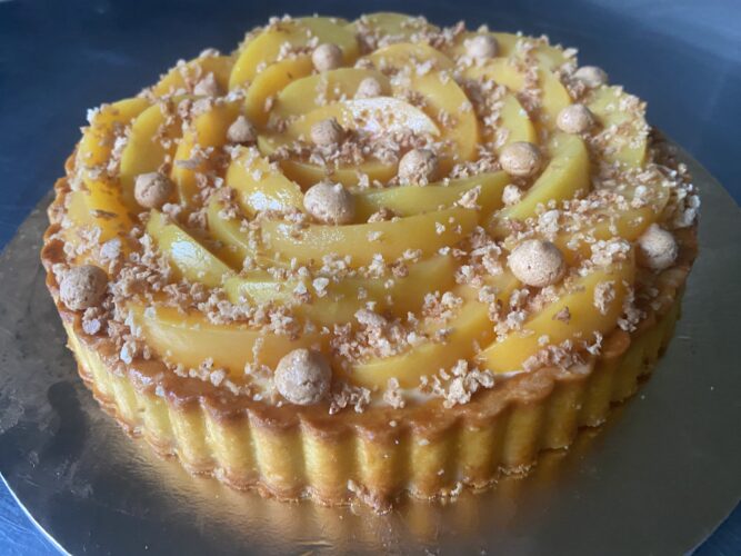 tart pesca amaretti crema decoro