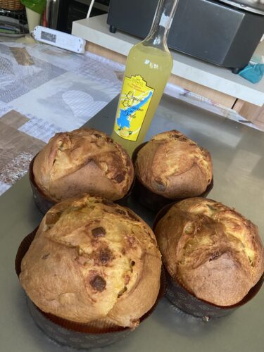 panettone al limoncello con bottiglia