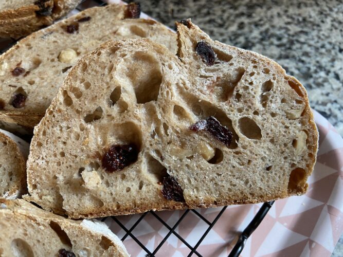 pane farro nocciole frutti rossi