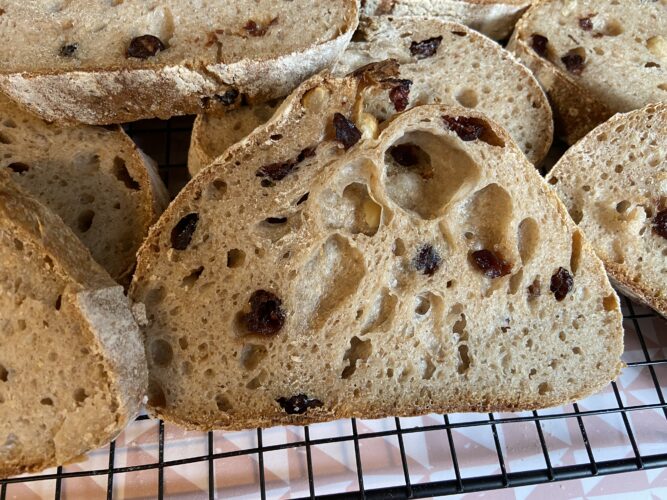 pane farro nocciole frutti rossi