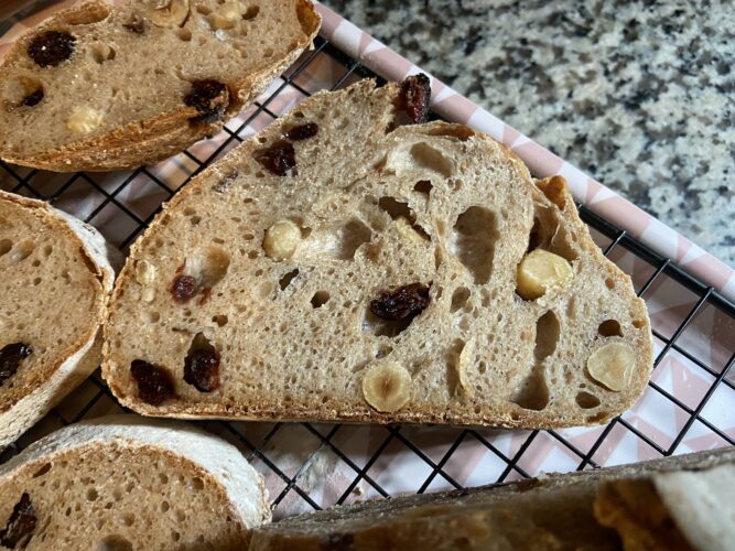 pane farro nocciole frutti rossi