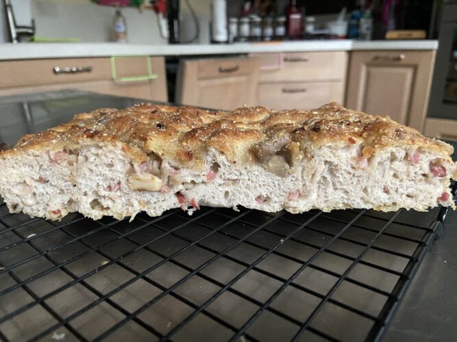 focaccia funghi speck noci