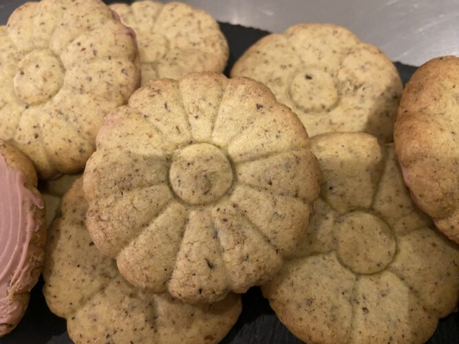 biscotti flower cookie