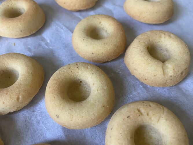 biscotti ciambelline linzer nocciole cannella frutti rossi