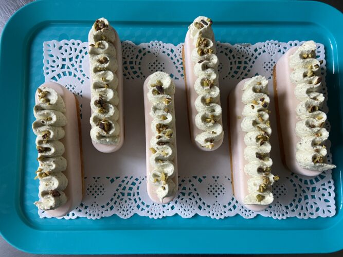 finto eclair salmone e pesto pistacchio