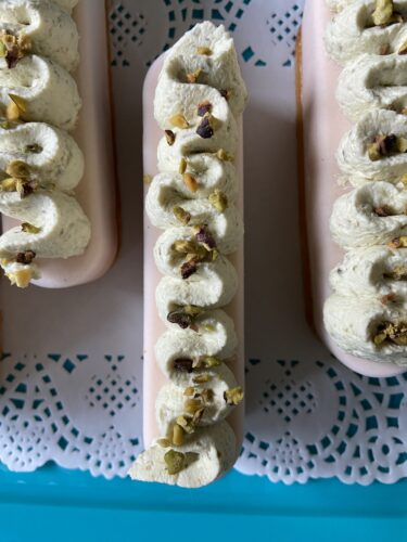 finto eclair salmone e pesto pistacchio