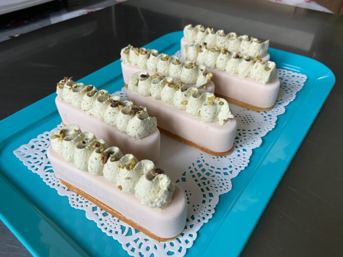 finto eclair salmone e pesto pistacchio