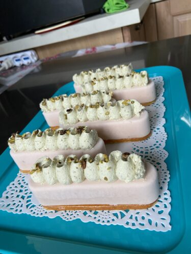 finto eclair salmone e pesto pistacchio