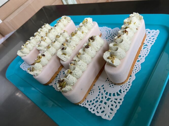 finto eclair salmone e pesto pistacchio