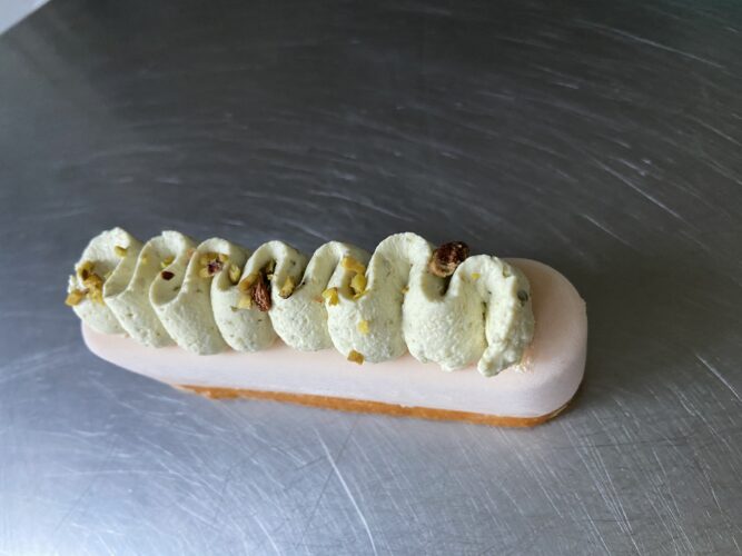 finto eclair salmone e pesto pistacchio