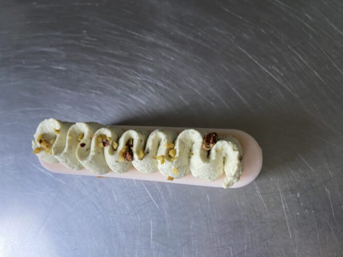 finto eclair salmone e pesto pistacchio