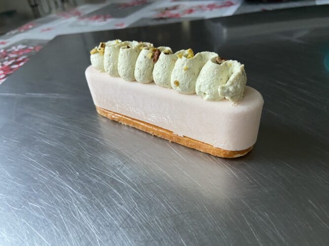 finto eclair salmone e pesto pistacchio