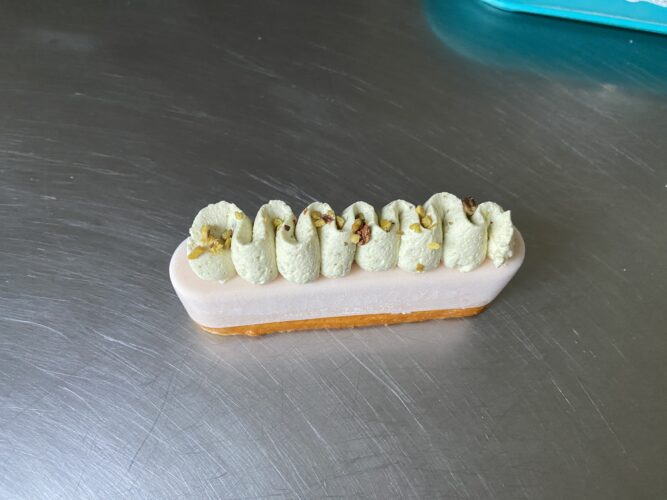 finto eclair salmone e pesto pistacchio