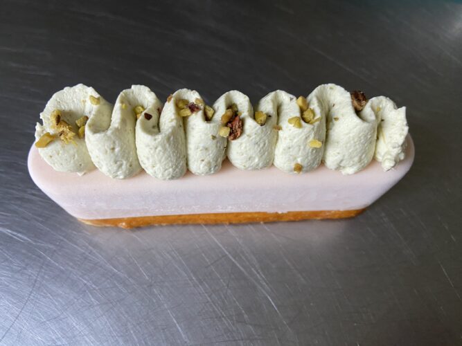 finto eclair salmone e pesto pistacchio