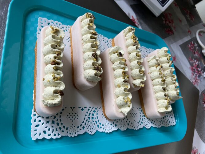 finto eclair salmone e pesto pistacchio