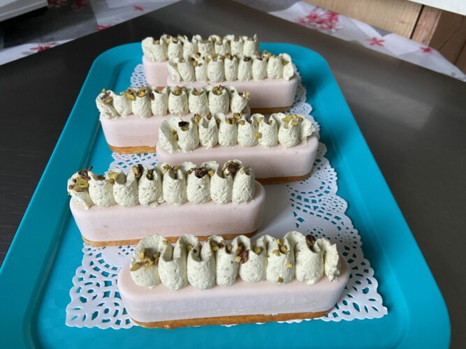 finto eclair salmone e pesto pistacchio