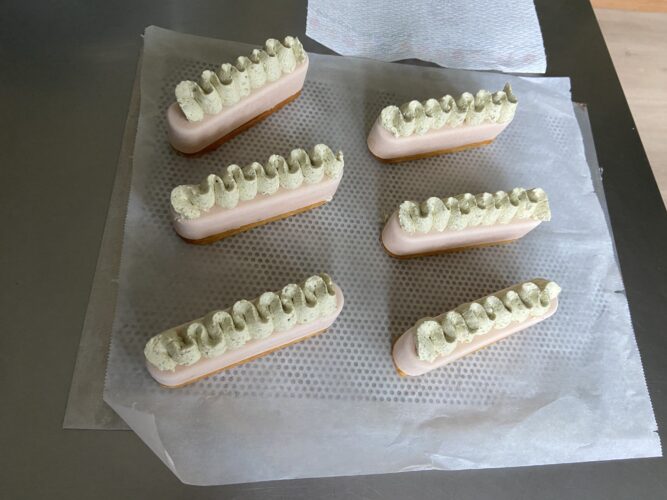 finto eclair salmone e pesto pistacchio
