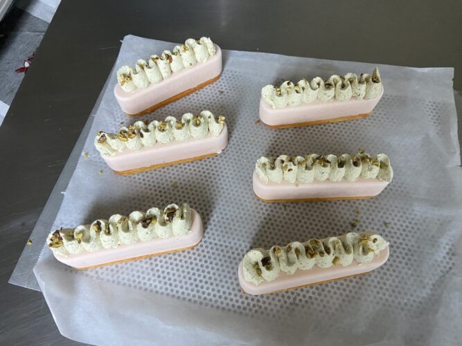 finto eclair salmone e pesto pistacchio