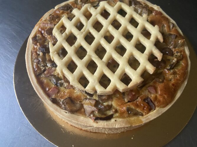 tart salata ai funghi castagne prosciutto