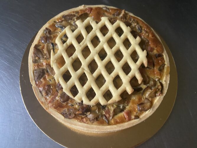 tart salata ai funghi castagne prosciutto