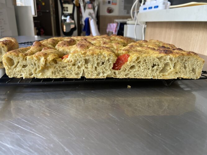 focaccia pesto pomodori alta idratazione