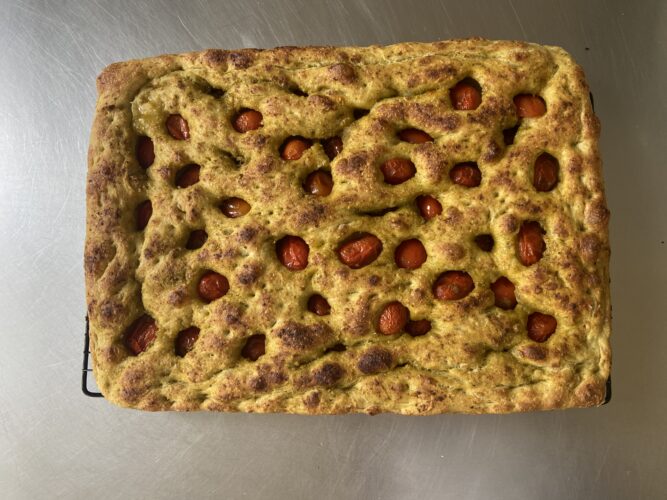 focaccia pesto pomodori alta idratazione