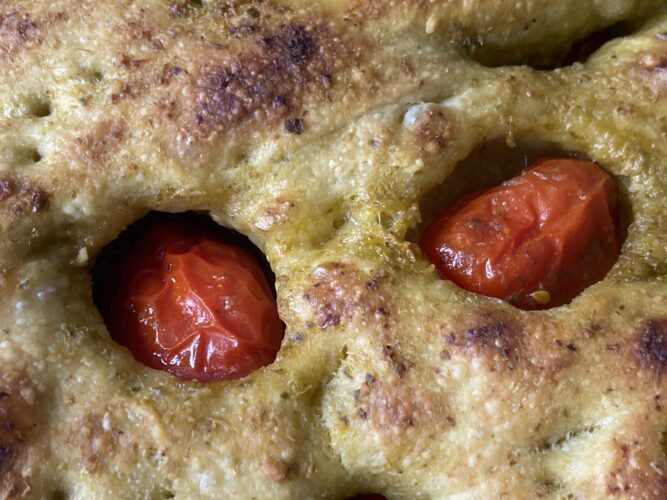 focaccia pesto pomodori alta idratazione