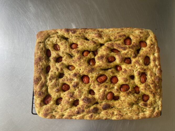 focaccia pesto pomodori alta idratazione