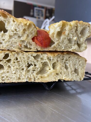 focaccia pesto pomodori alta idratazione
