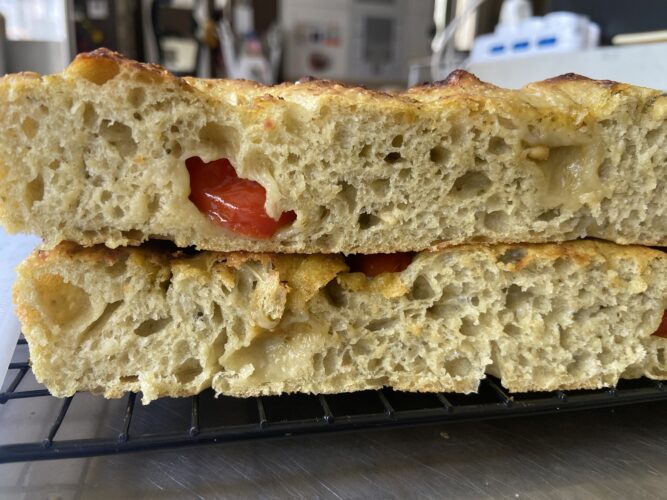 focaccia pesto pomodori alta idratazione