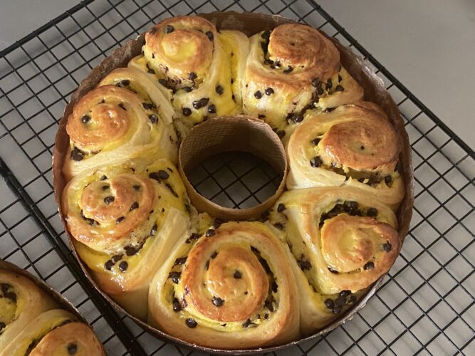brioche corona crema e gocce cioccolato