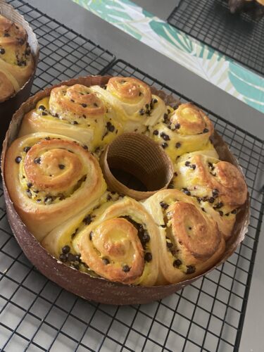 brioche corona crema e gocce cioccolato