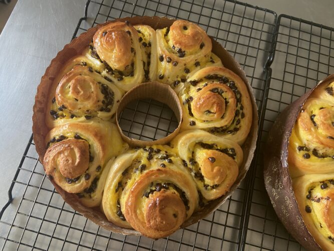 brioche corona crema e gocce cioccolato
