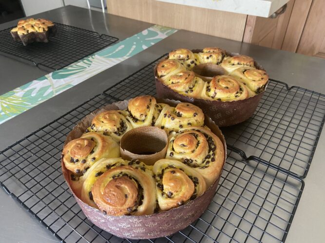 brioche corona crema e gocce cioccolato