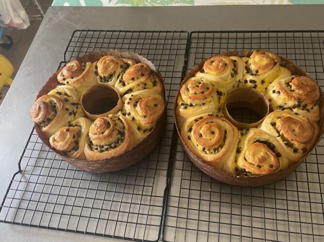 brioche corona crema e gocce cioccolato