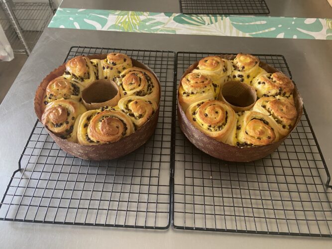 brioche corona crema e gocce cioccolato