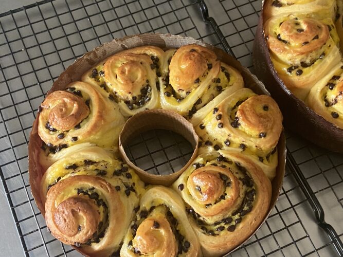 brioche corona crema e gocce cioccolato