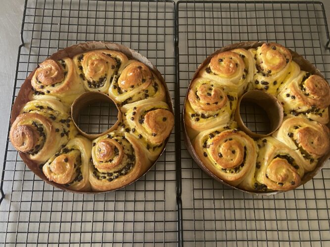 brioche corona crema e gocce cioccolato