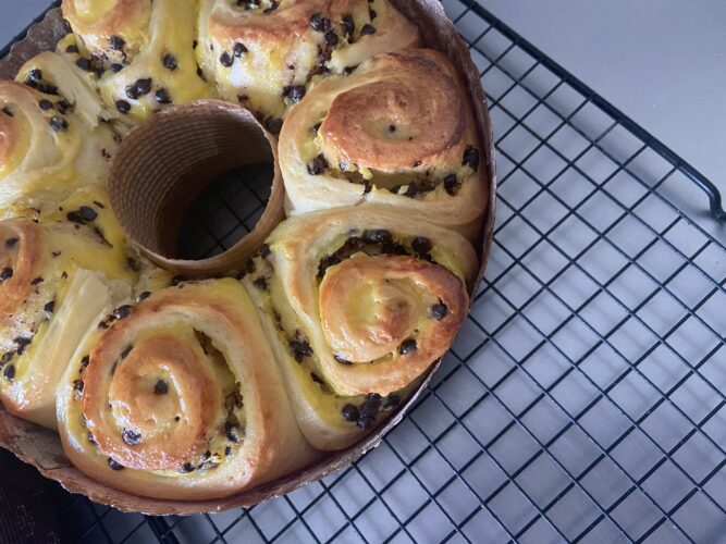 brioche corona crema e gocce cioccolato