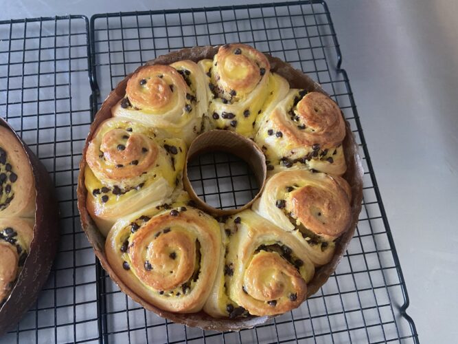 brioche corona crema e gocce cioccolato