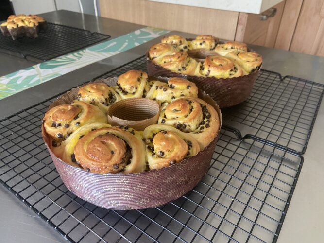 brioche corona crema e gocce cioccolato