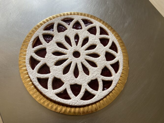 crostata fiore alla marmellata bosco