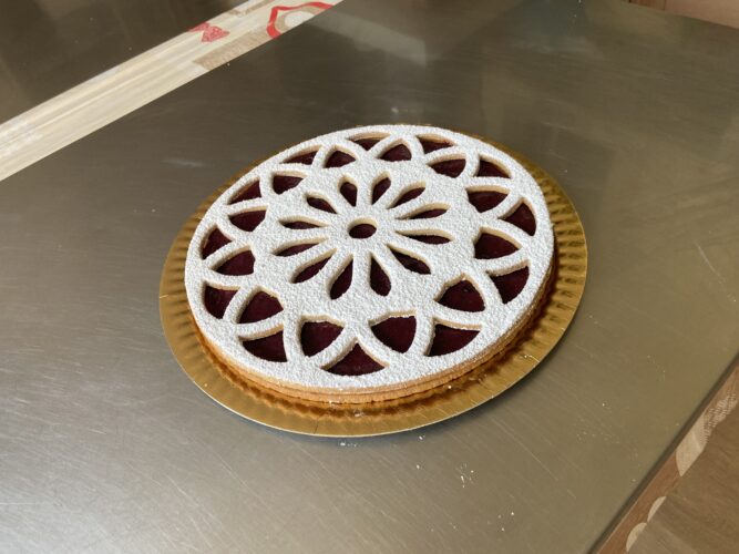 crostata fiore alla marmellata bosco