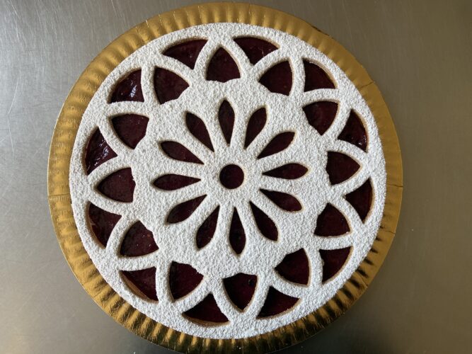 crostata fiore alla marmellata bosco